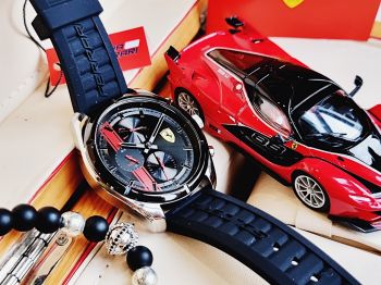 Set gồm đồng hồ kèm xe hơi phiên bản Ferrari mini cực chất 0870060