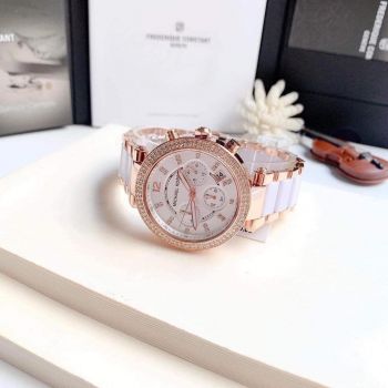 Đồng hồ MICHAEL KORS MK5774 - Mẫu Parker trắng được thiết kế có viền kim loại đính Pha Lê độc đáo